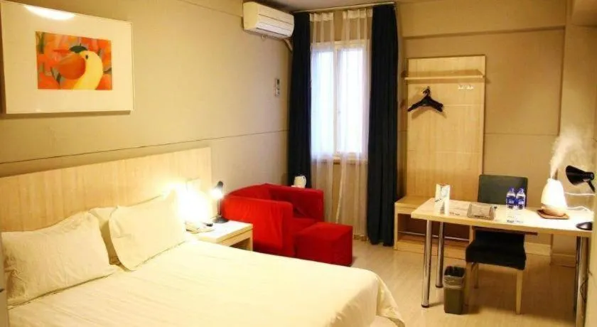 Bed in Jinjiang Inn Zhengzhou Railway Station Erqi Square Metro Station