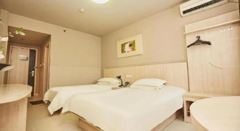 Bed in Jinjiang Inn Zhengzhou Railway Station Erqi Square Metro Station