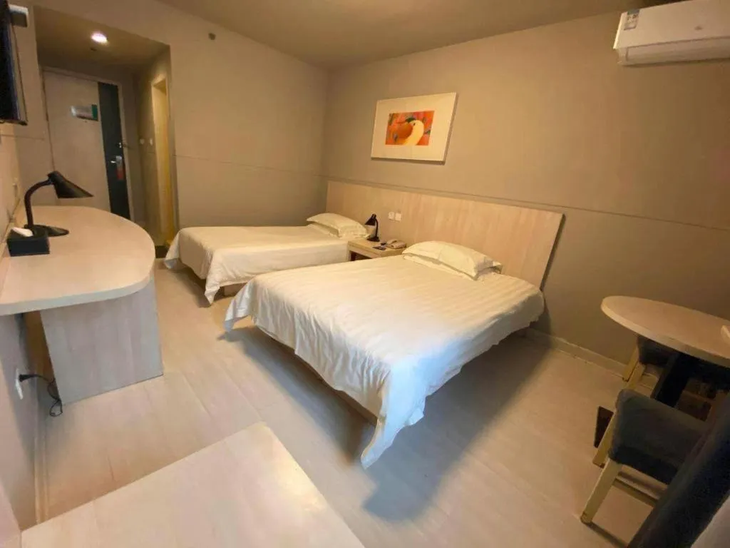 Bed in Jinjiang Inn Zhengzhou Railway Station Erqi Square Metro Station