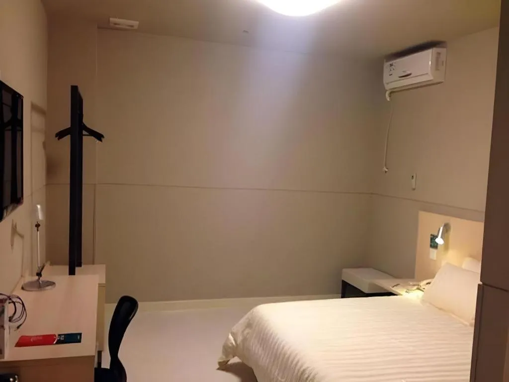 Bed in Jinjiang Inn Ningbo Airport Outlets Plaza