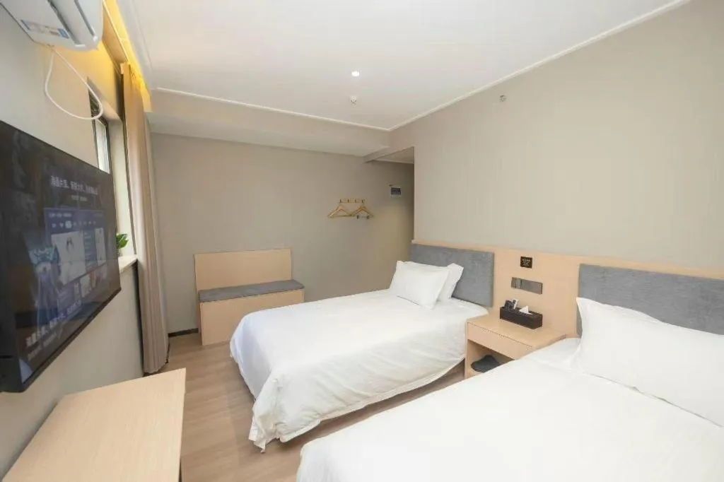 Bed in GreenTree Inn Shanghai South Railway Station Xujiahui Stadium Subway Station Shell Hotel