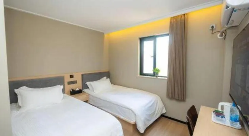 Bed in GreenTree Inn Shanghai South Railway Station Xujiahui Stadium Subway Station Shell Hotel