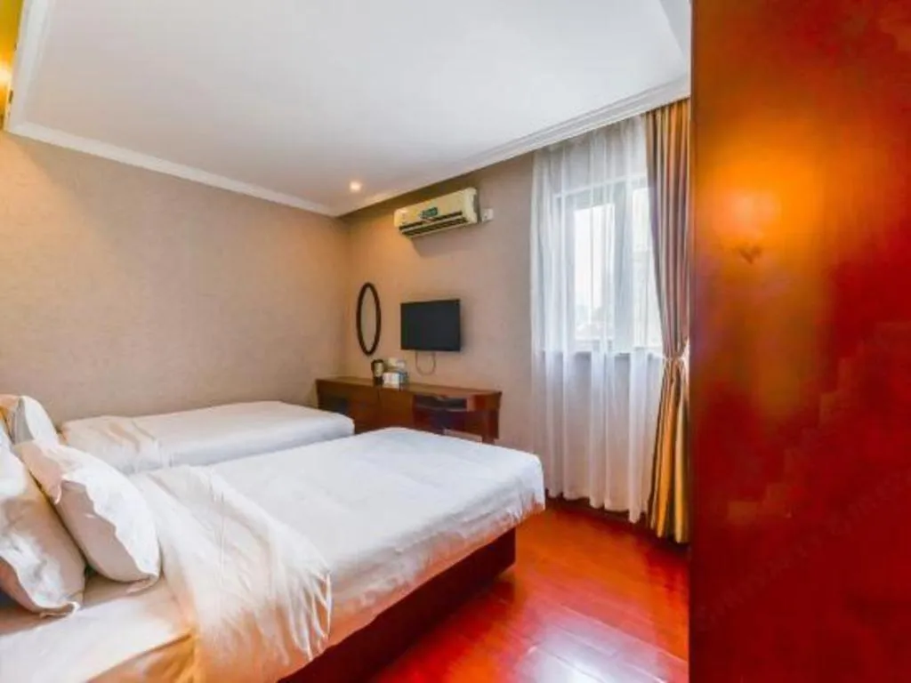 Bed in GreenTree Inn Shanghai South Railway Station Xujiahui Stadium Subway Station Shell Hotel