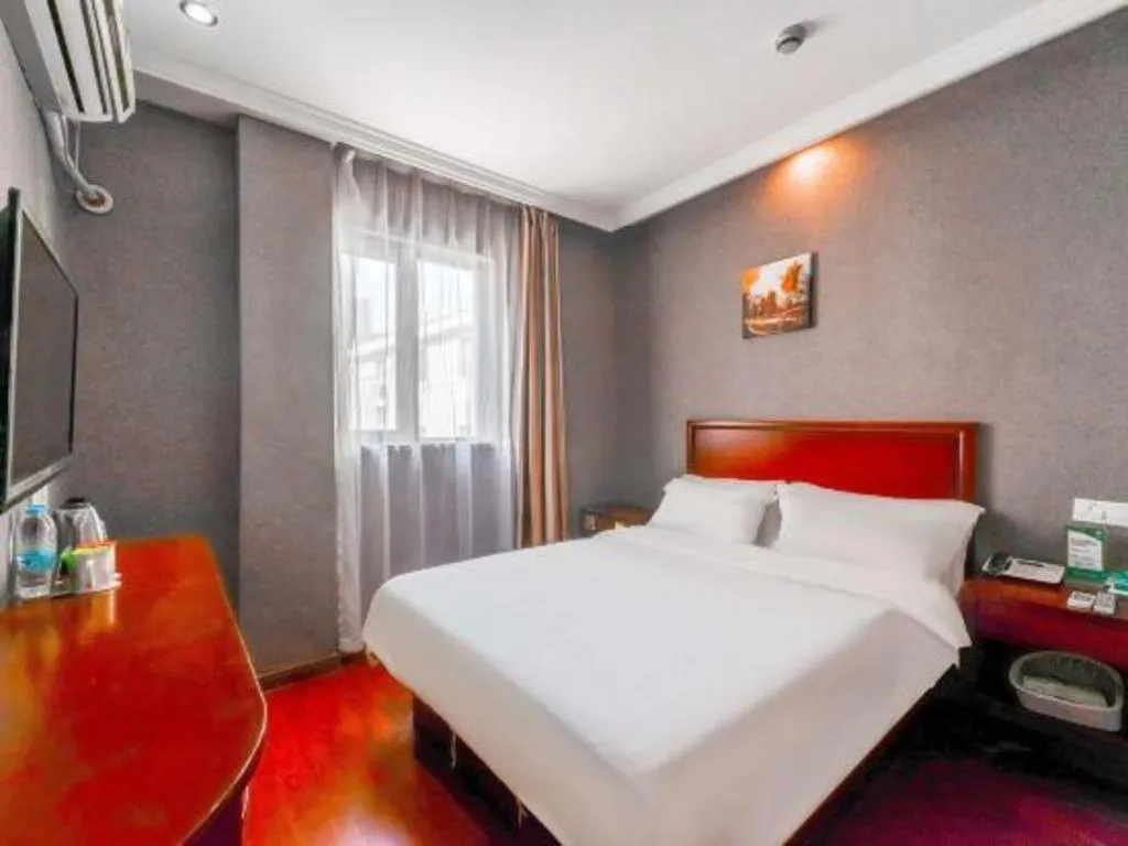 Bed in GreenTree Inn Shanghai South Railway Station Xujiahui Stadium Subway Station Shell Hotel