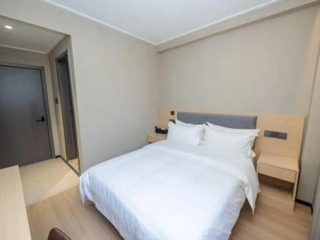 Bed in GreenTree Inn Shanghai South Railway Station Xujiahui Stadium Subway Station Shell Hotel