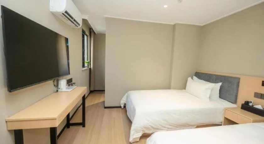 Bed in GreenTree Inn Shanghai South Railway Station Xujiahui Stadium Subway Station Shell Hotel