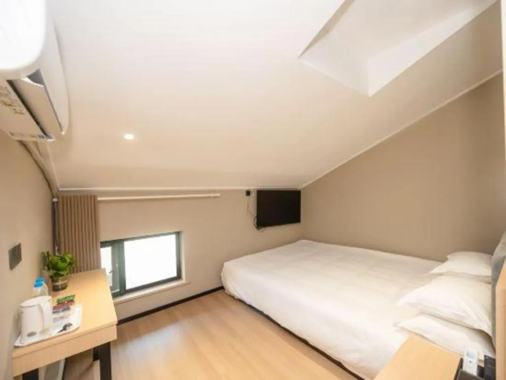 Bed in GreenTree Inn Shanghai South Railway Station Xujiahui Stadium Subway Station Shell Hotel