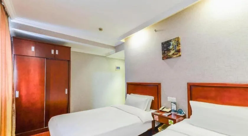 Bed in GreenTree Inn Shanghai South Railway Station Xujiahui Stadium Subway Station Shell Hotel