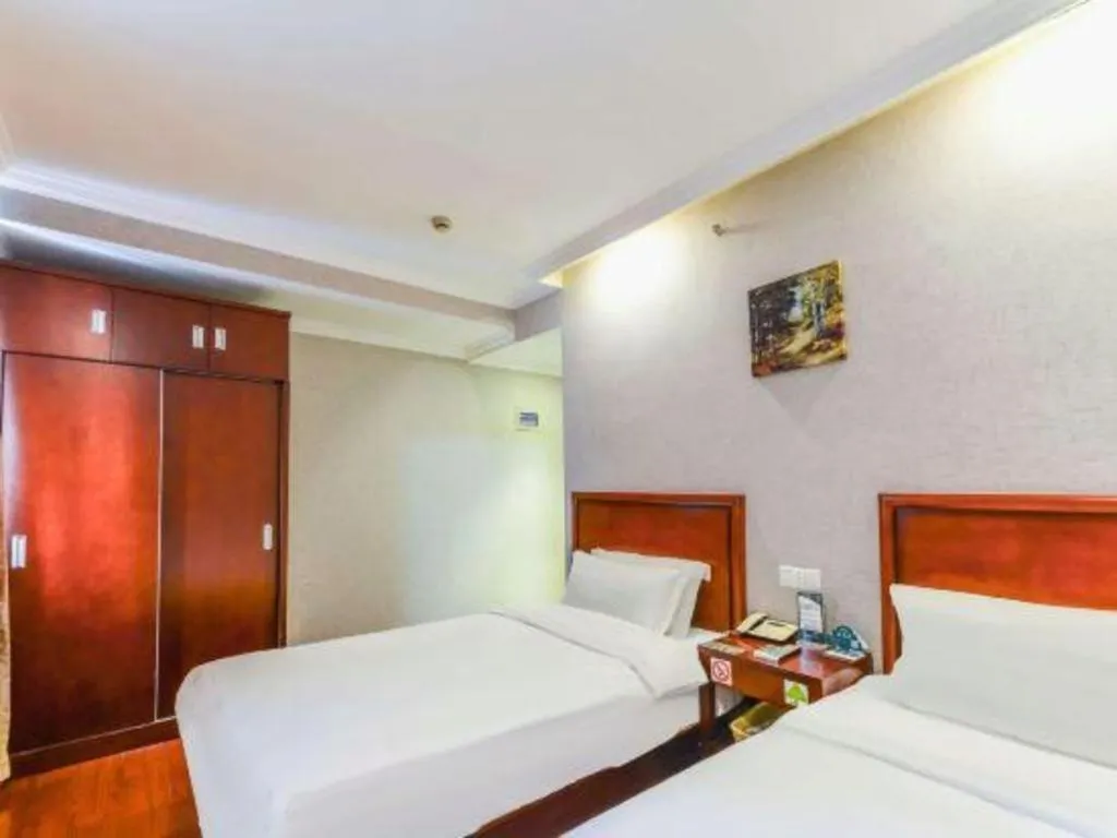Bed in GreenTree Inn Shanghai South Railway Station Xujiahui Stadium Subway Station Shell Hotel