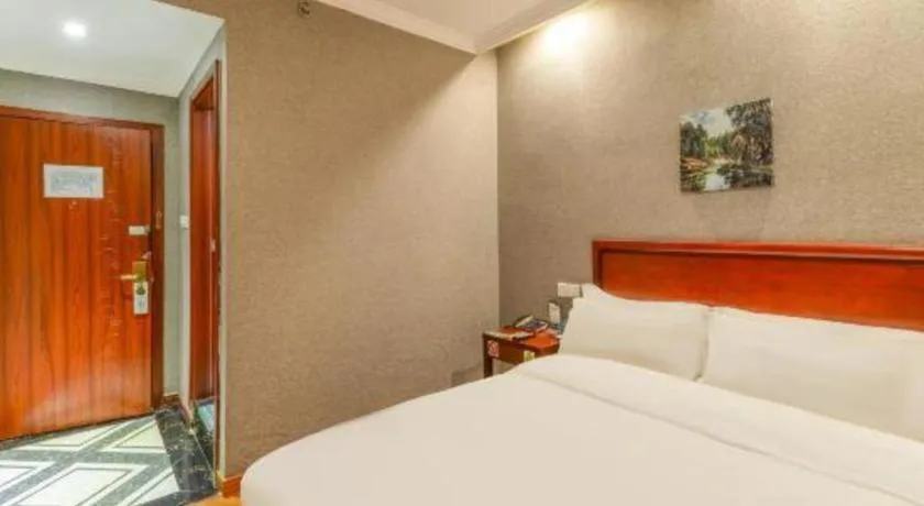Bed in GreenTree Inn Shanghai South Railway Station Xujiahui Stadium Subway Station Shell Hotel