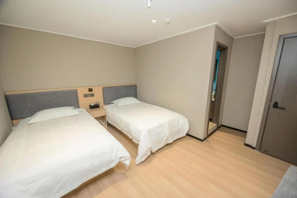 Bed in GreenTree Inn Shanghai South Railway Station Xujiahui Stadium Subway Station Shell Hotel