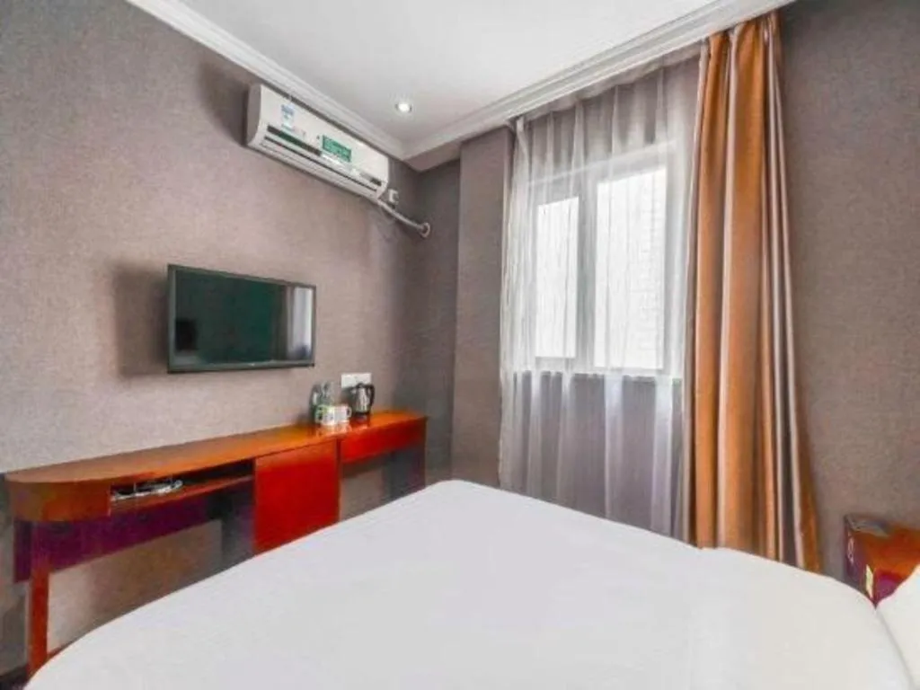Bed in GreenTree Inn Shanghai South Railway Station Xujiahui Stadium Subway Station Shell Hotel