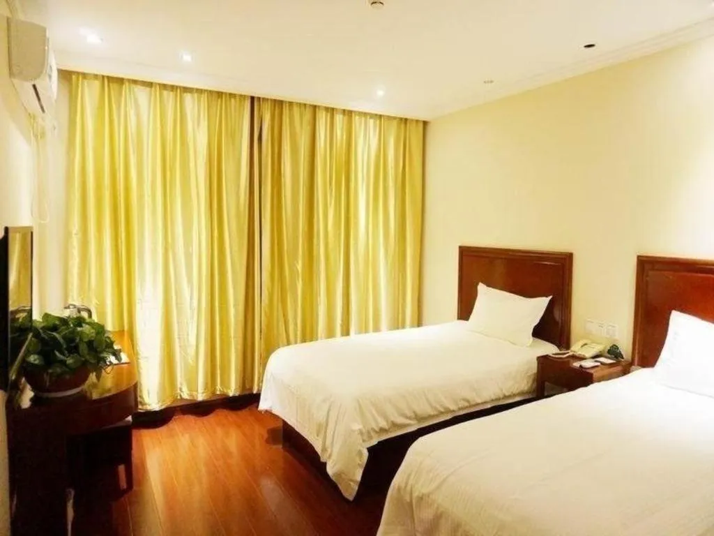 Bed in GreenTree Inn Shanghai South Railway Station Xujiahui Stadium Subway Station Shell Hotel