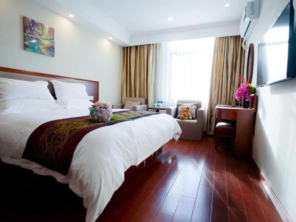 Bed in GreenTree Inn Shanghai South Railway Station Xujiahui Stadium Subway Station Shell Hotel