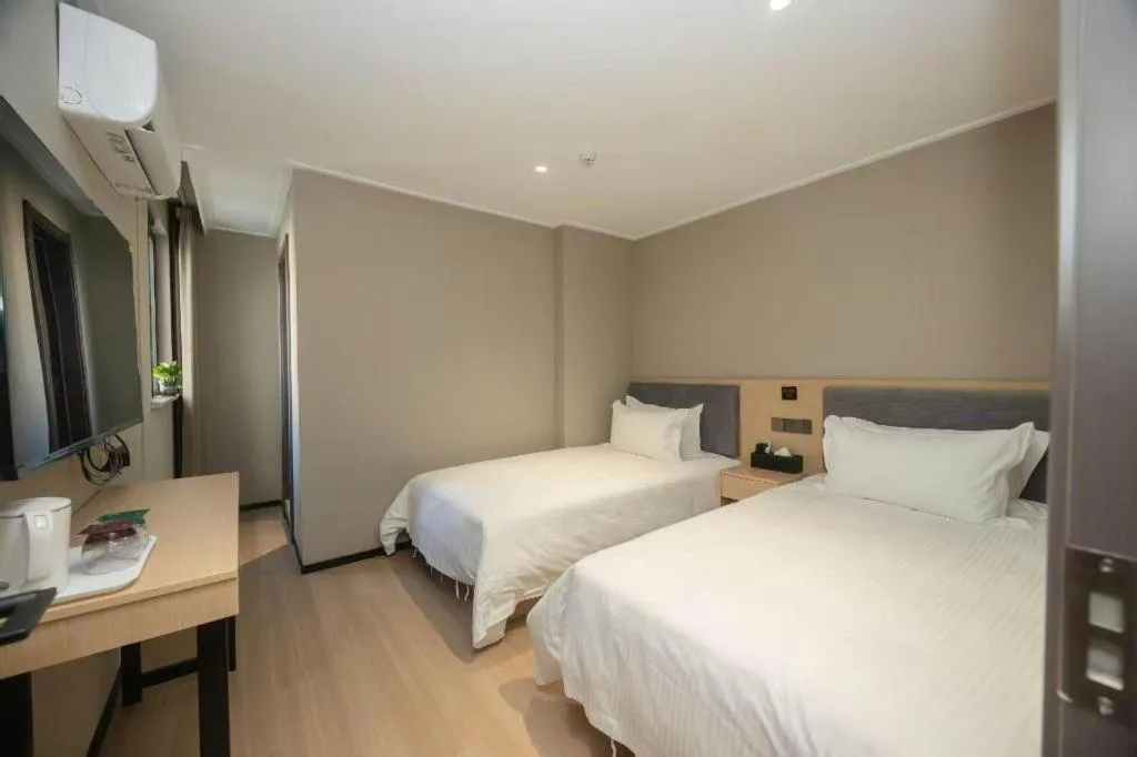 Bed in GreenTree Inn Shanghai South Railway Station Xujiahui Stadium Subway Station Shell Hotel