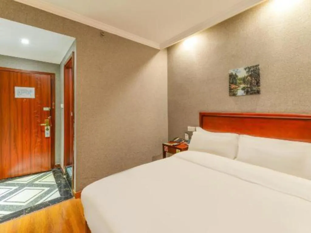 Bed in GreenTree Inn Shanghai South Railway Station Xujiahui Stadium Subway Station Shell Hotel