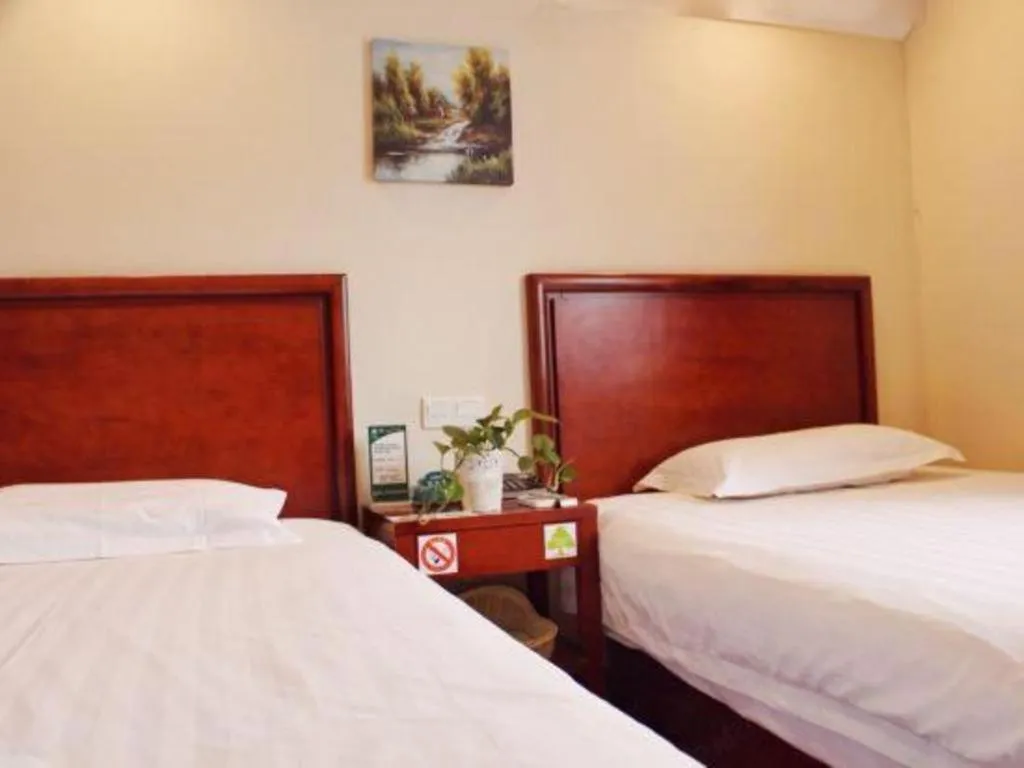 Bed in GreenTree Inn Shanghai South Railway Station Xujiahui Stadium Subway Station Shell Hotel
