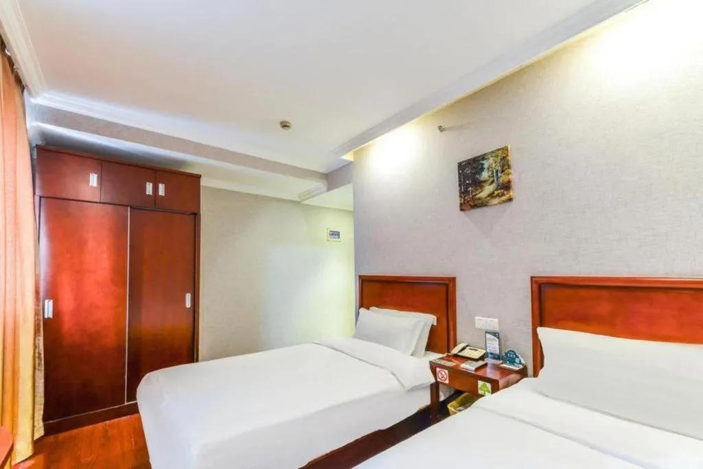 Bed in GreenTree Inn Shanghai South Railway Station Xujiahui Stadium Subway Station Shell Hotel
