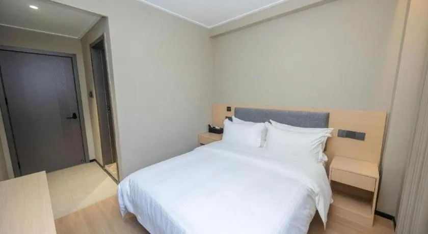 Bed in GreenTree Inn Shanghai South Railway Station Xujiahui Stadium Subway Station Shell Hotel