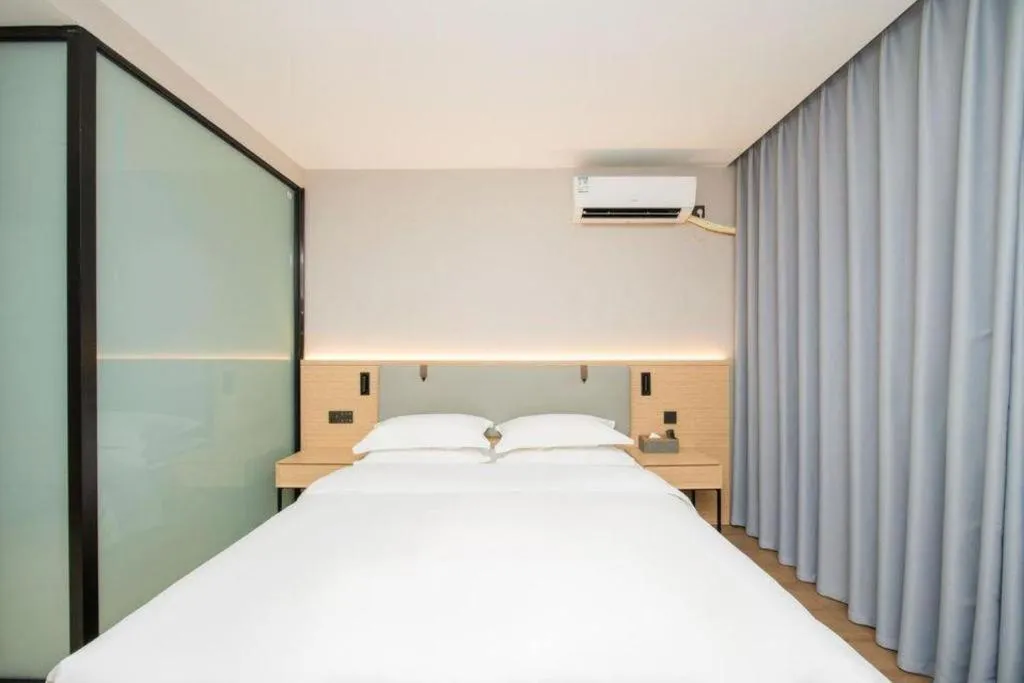 Bed in GreenTree Inn Wuxi Changjiang North Road Jincheng Road Express Hotel