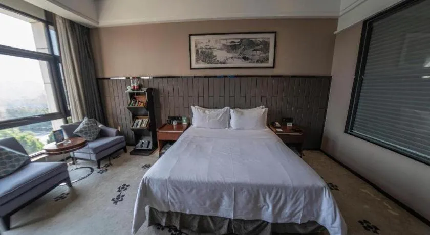 Bed in Jiyuan Oriental Jianguo Hotel