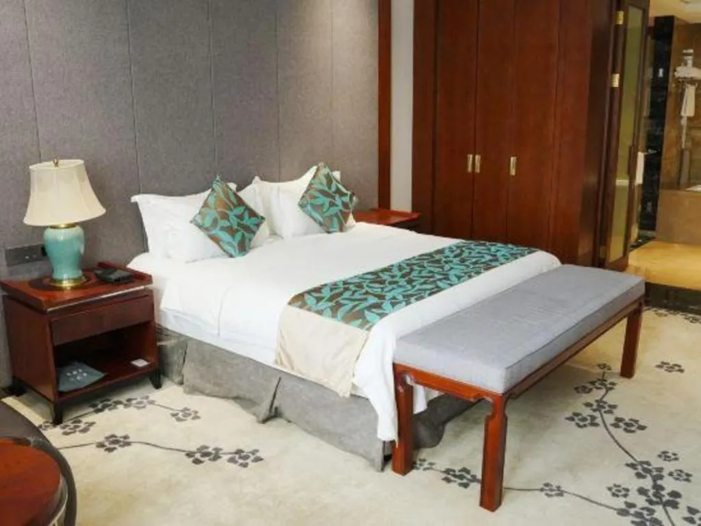 Bed in Jiyuan Oriental Jianguo Hotel