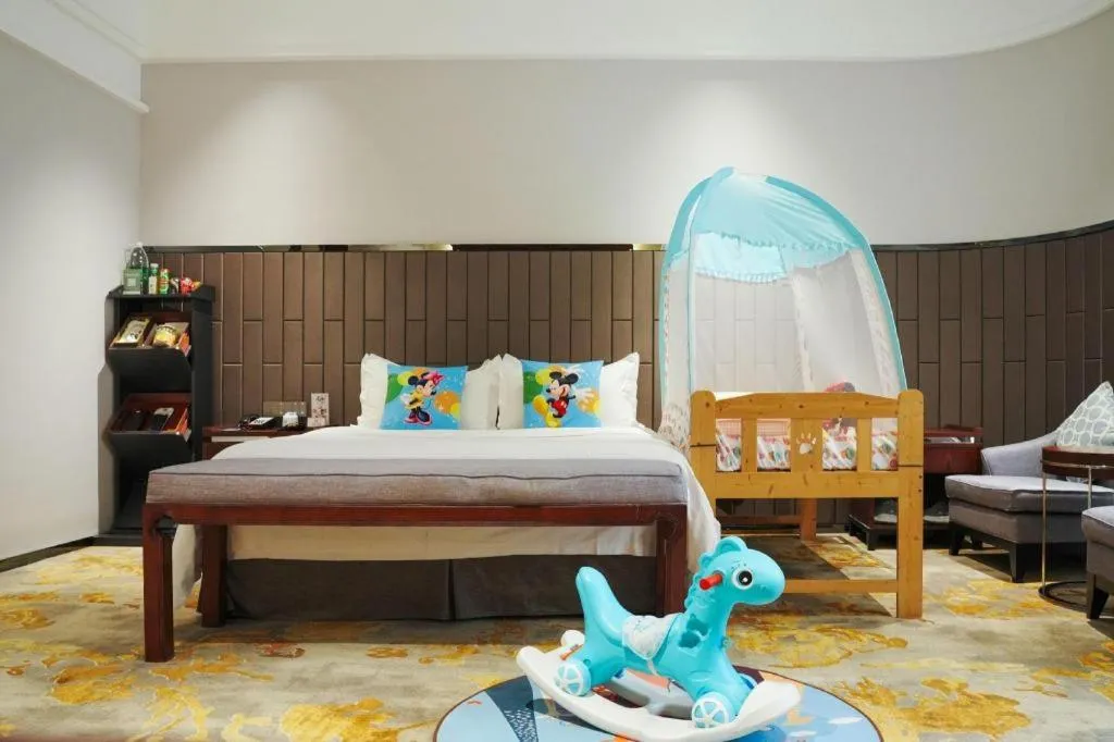 Bed in Jiyuan Oriental Jianguo Hotel