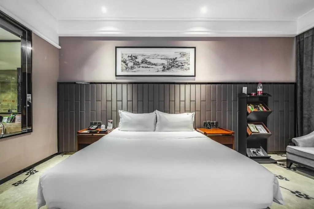 Bed in Jiyuan Oriental Jianguo Hotel