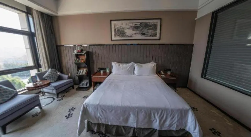 Bed in Jiyuan Oriental Jianguo Hotel