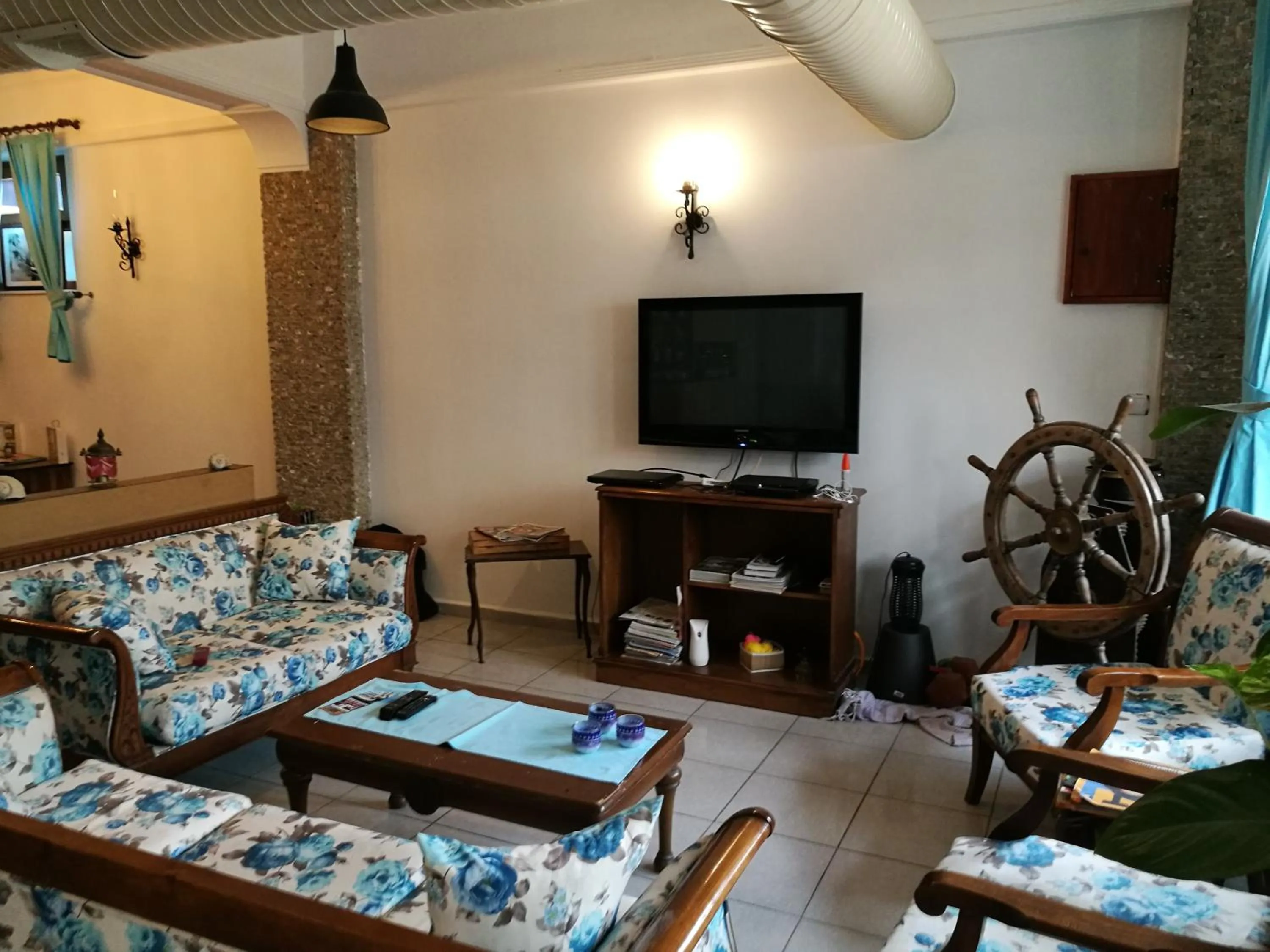 Communal lounge/ TV room in Setenay otel