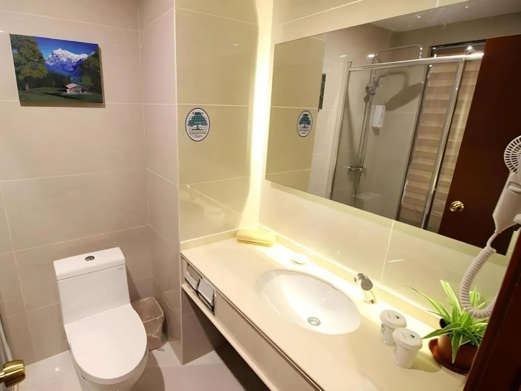 GreenTree Inn Jiangsu Wuxi Huishan High-Speed Rail Qianzhou Chongwen Road Business Hotel