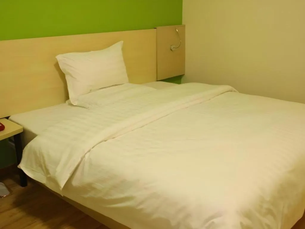 Bed in 7 Days Inn Chengdu Sichuan University South Railway Station