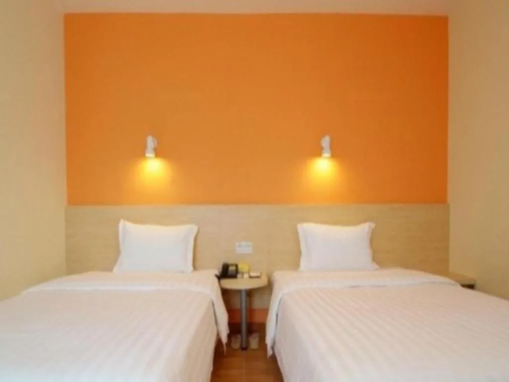 Bed in 7 Days Inn Xiangyang Gulou Branch