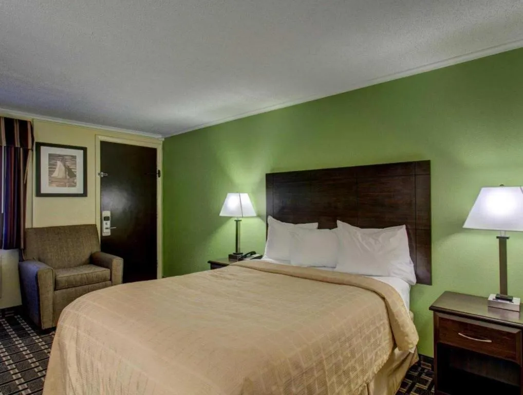 Bed in Quality Inn Barre-Montpelier