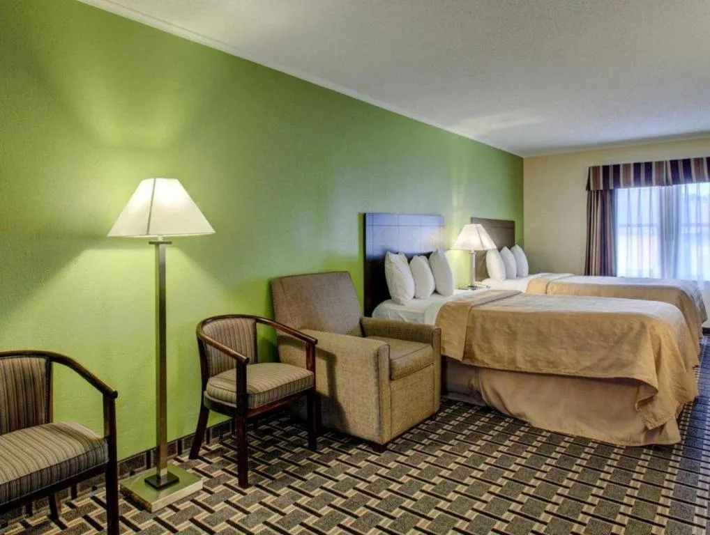 Bed in Quality Inn Barre-Montpelier