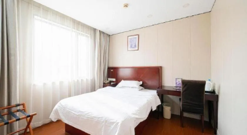 Bed in GreenTree Alliance Shanghai Railway Station QiuJiang Road Hotel