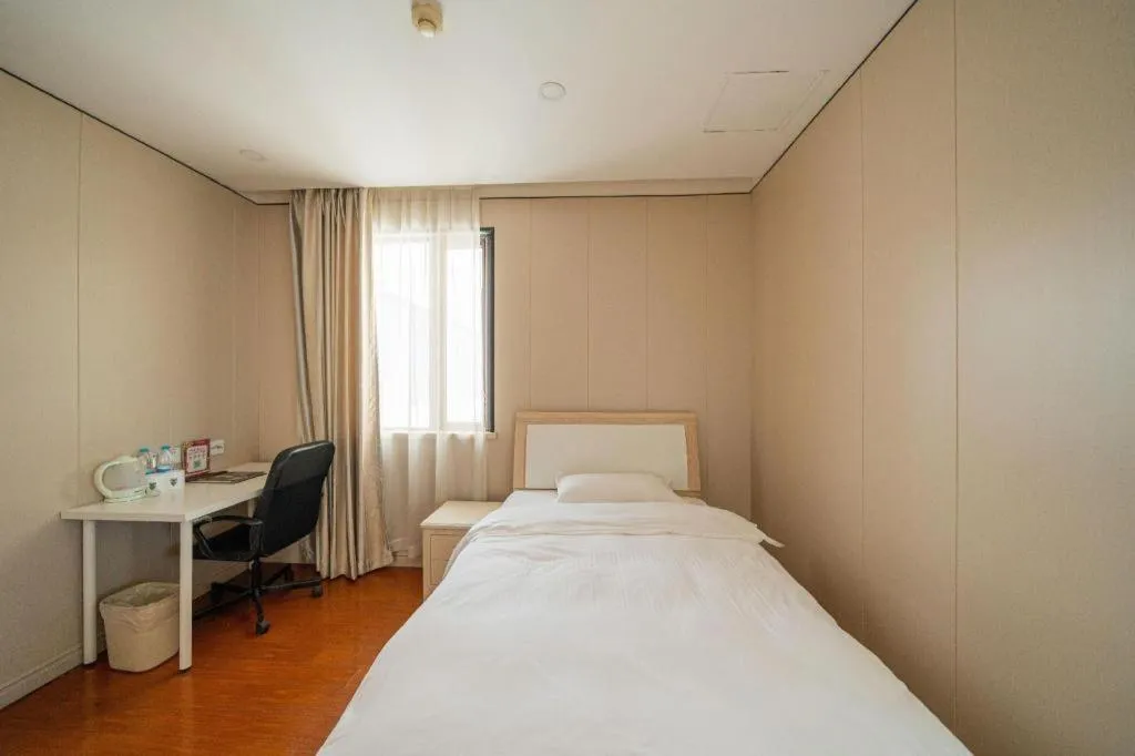 Bed in GreenTree Alliance Shanghai Railway Station QiuJiang Road Hotel