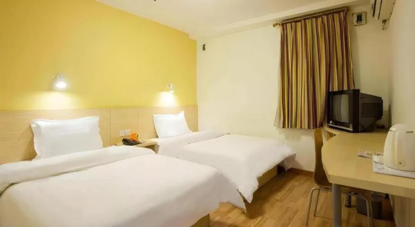 Bed in 7 Days Inn Qingdao Liaoyang West Road Xinye Plaza Metro Station