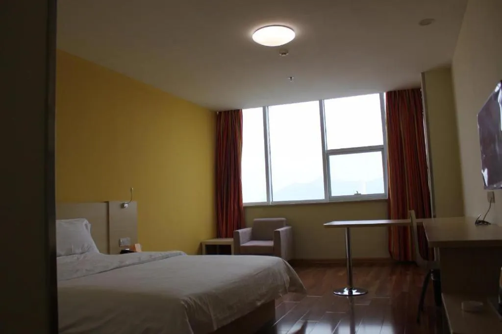 Bed in 7 Days Inn Qingdao Liaoyang West Road Xinye Plaza Metro Station