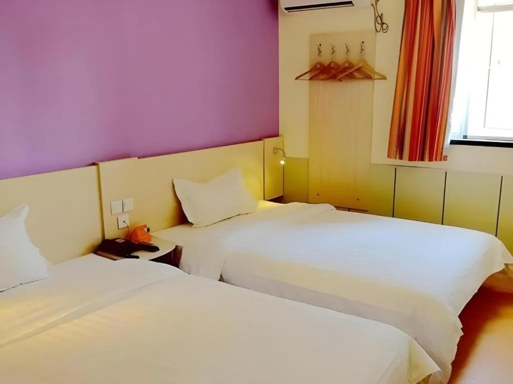 Bed in 7 Days Inn Qingdao Liaoyang West Road Xinye Plaza Metro Station