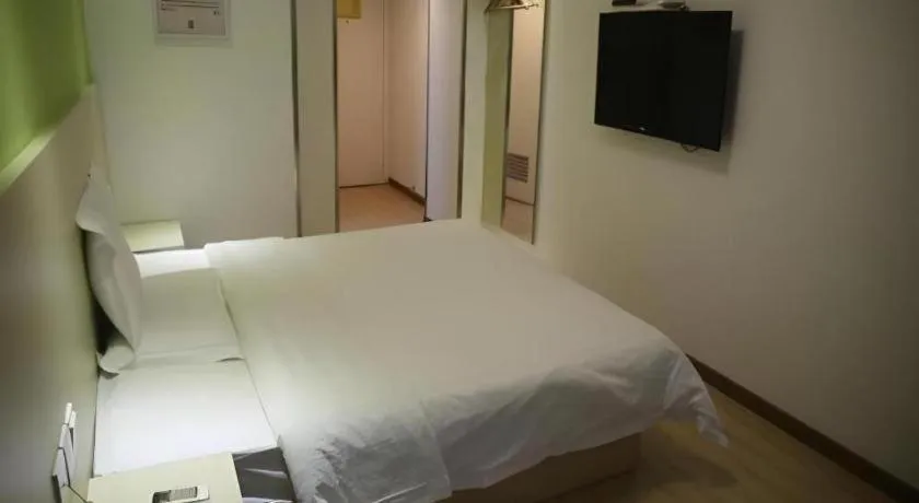 Bed in 7 Days Inn Qingdao Liaoyang West Road Xinye Plaza Metro Station