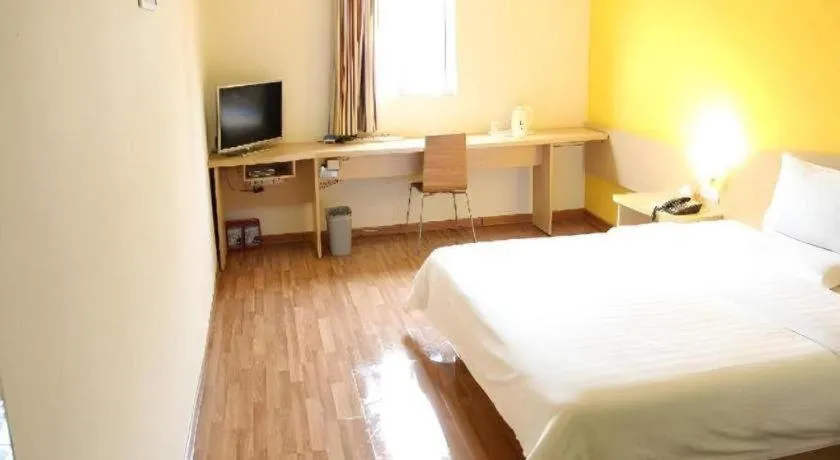 Bed in 7 Days Inn Wuhan Dingziqiao Zhongnan Road Metro Station