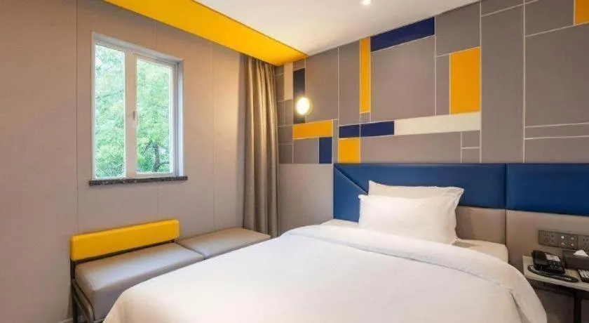 Bed in 7 Days Inn Wuhan Dingziqiao Zhongnan Road Metro Station