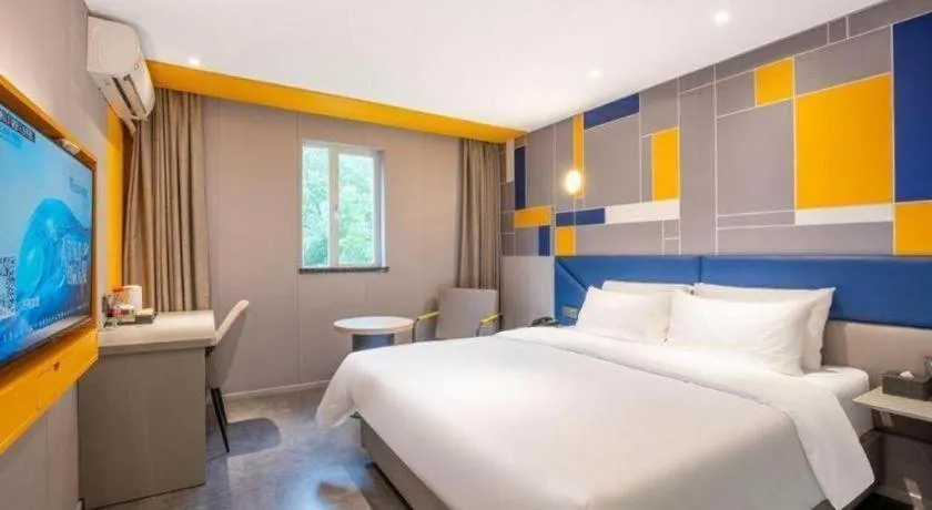 Bed in 7 Days Inn Wuhan Dingziqiao Zhongnan Road Metro Station