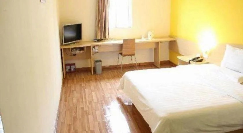 Bed in 7 Days Inn Wuhan Dingziqiao Zhongnan Road Metro Station