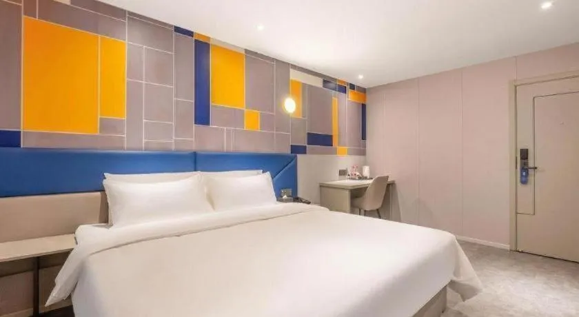 Bed in 7 Days Inn Wuhan Dingziqiao Zhongnan Road Metro Station