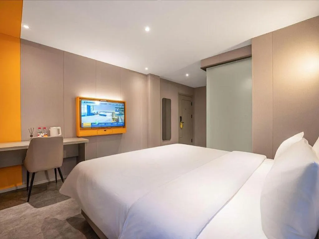 Bed in 7 Days Inn Wuhan Dingziqiao Zhongnan Road Metro Station