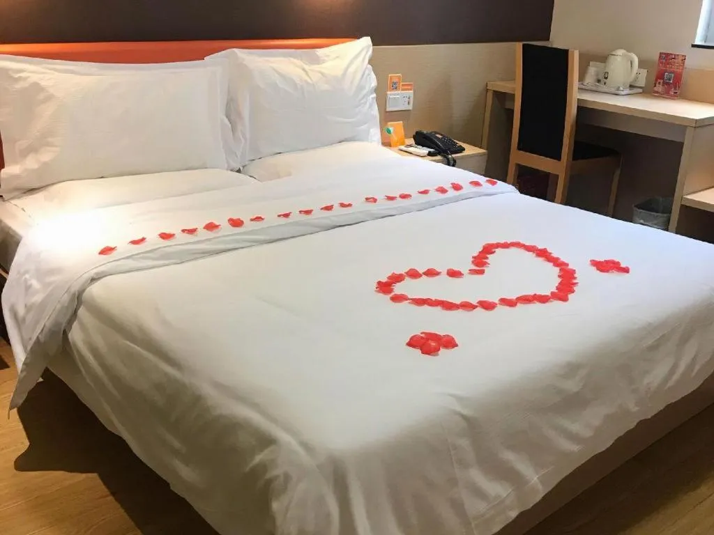 Bed in 7 Days Inn Wuhan Dingziqiao Zhongnan Road Metro Station