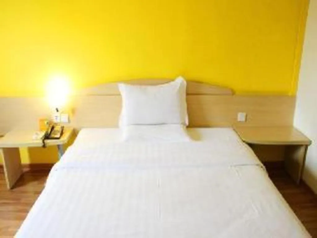 Bed in 7 Days Inn Wuhan Dingziqiao Zhongnan Road Metro Station