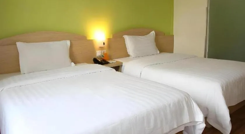 Bed in 7 Days Inn Wuhan Dingziqiao Zhongnan Road Metro Station
